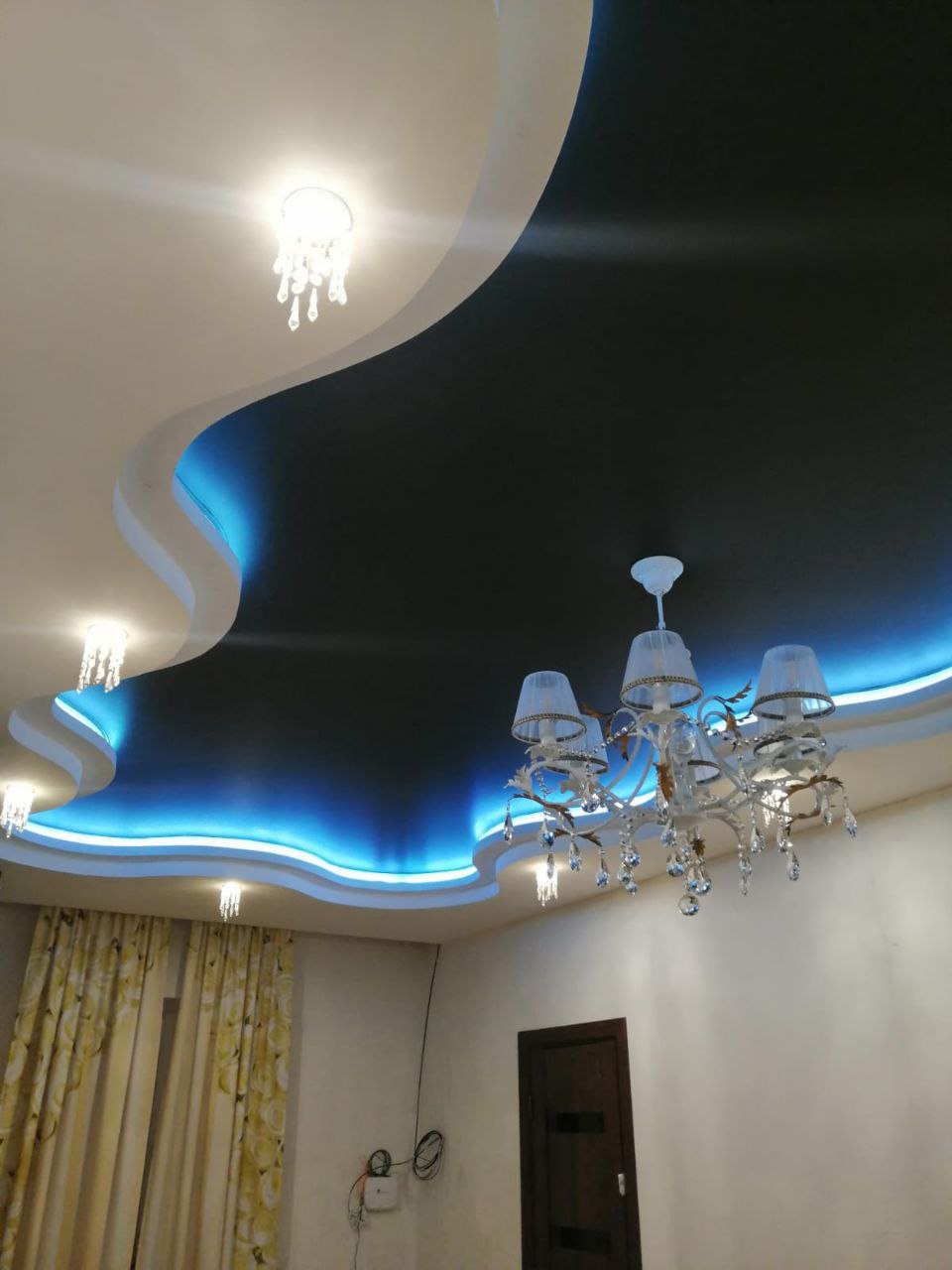 Натяжной потолок с люстрой и LED подсветкой